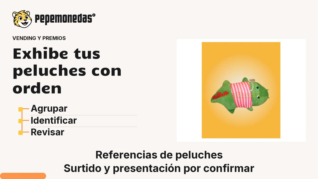 Portada «Exhibe tus peluches con orden» con Peluche de cocodrilo. Imagen de referencia; no muestra una instalación. Herramienta editorial: Agrupar, Identificar, Revisar.