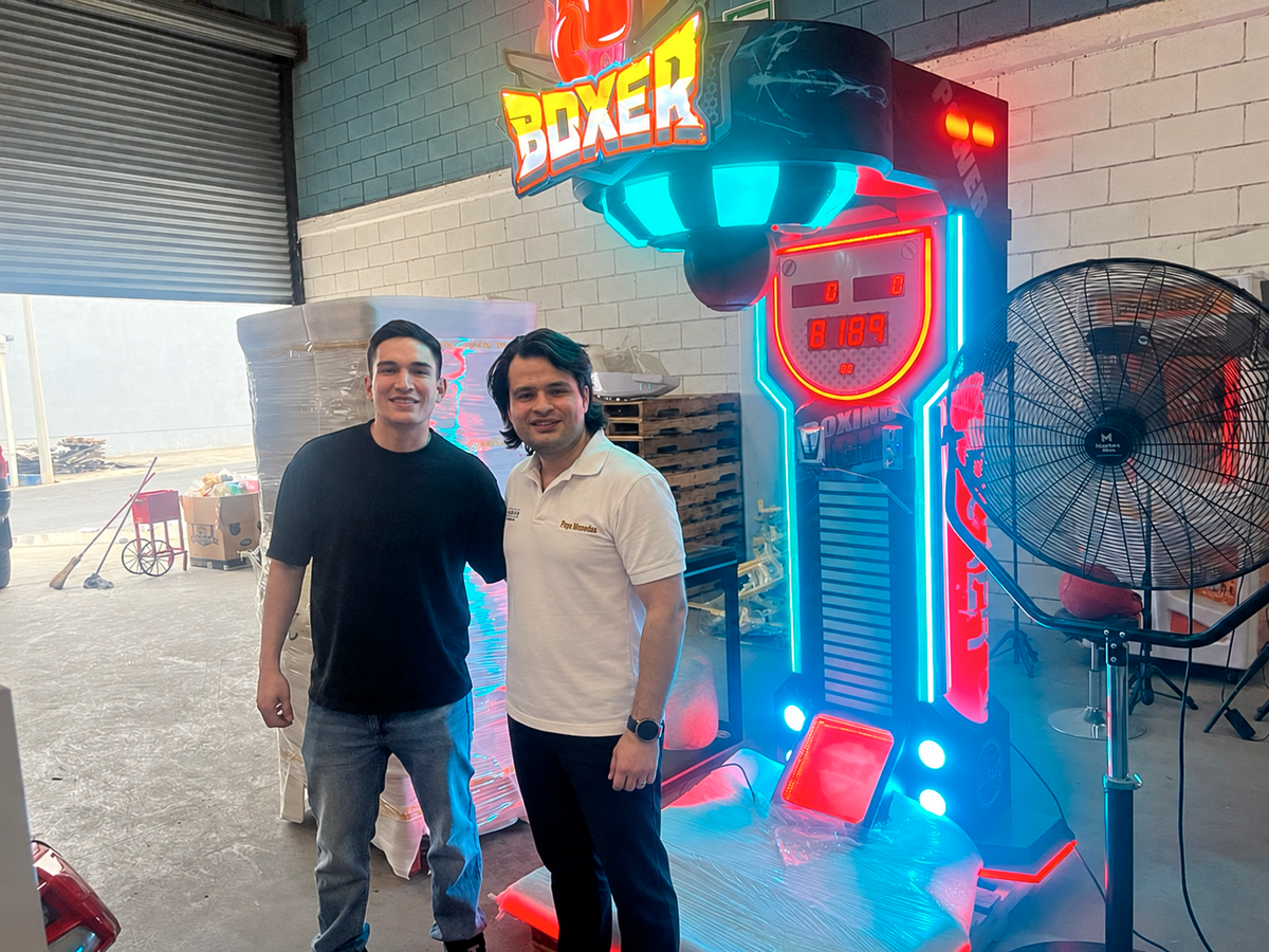 Encuentro con un cliente de Pepe Monedas junto a una máquina de boxeo.