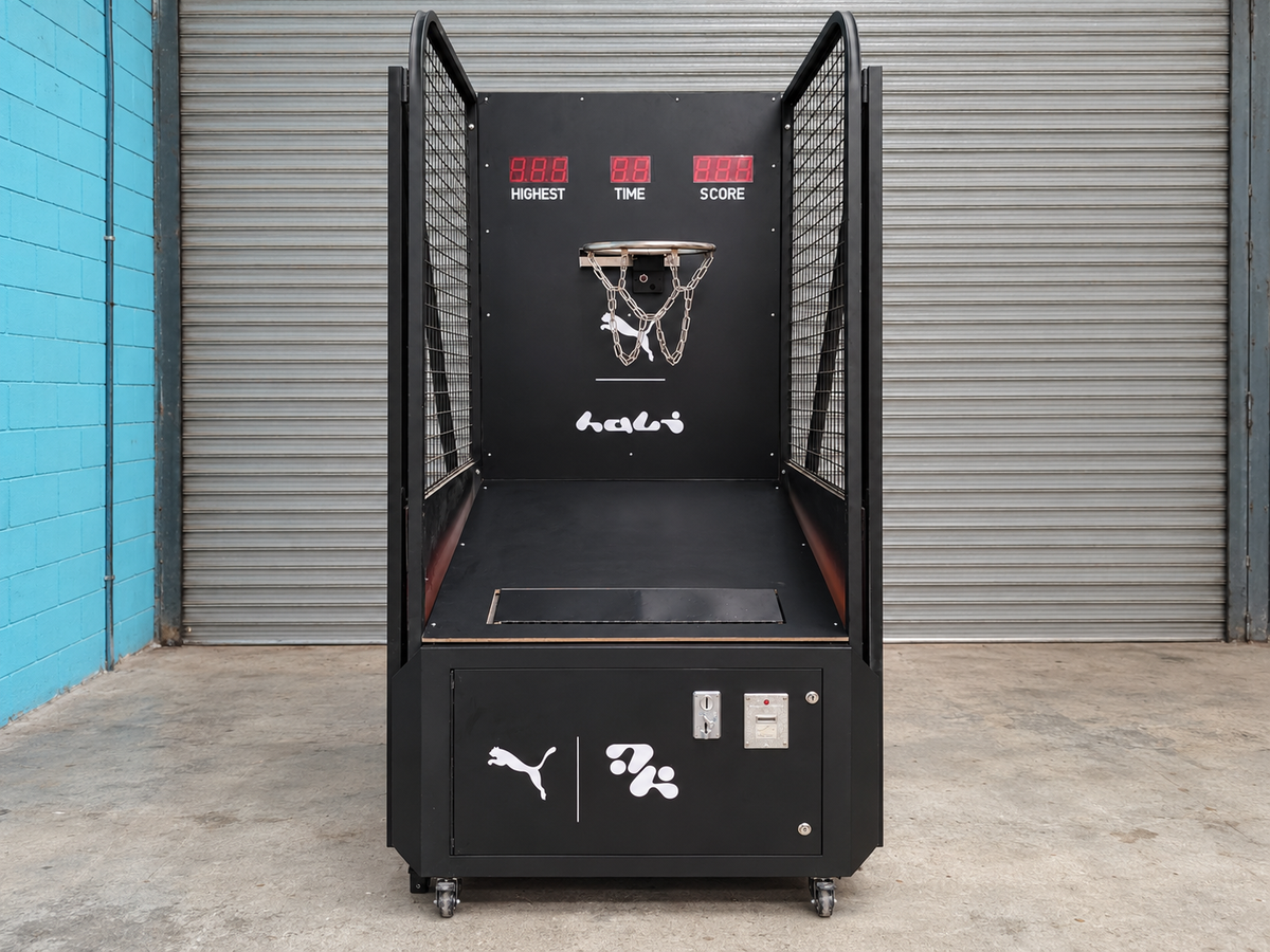 Vista de presentación de una máquina de basketball personalizada para una activación de PUMA.